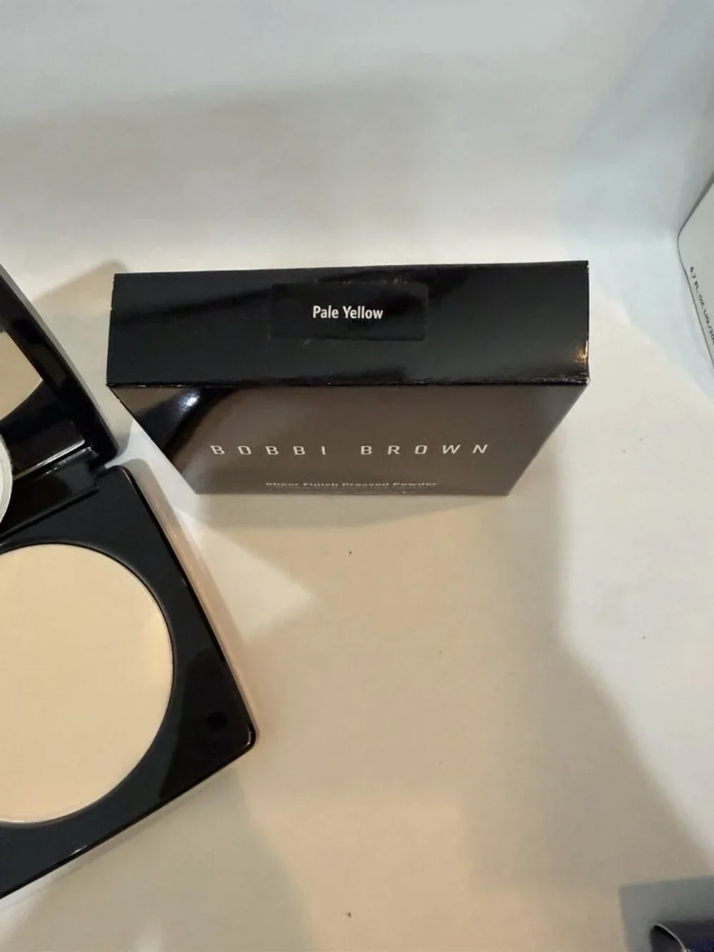 Bobbi Brown Sheer Finish Pressed Setting Powder Pale yellow New W/ Box